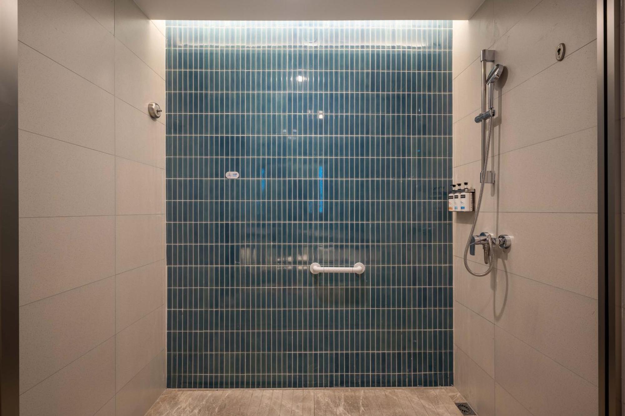 Holiday Inn Express Shanghai Pujiang Lianhang Road By Ihg Exterior foto