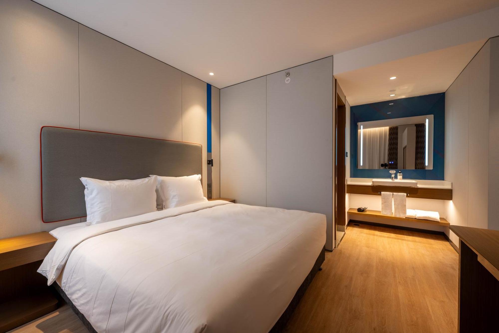 Holiday Inn Express Shanghai Pujiang Lianhang Road By Ihg Exterior foto