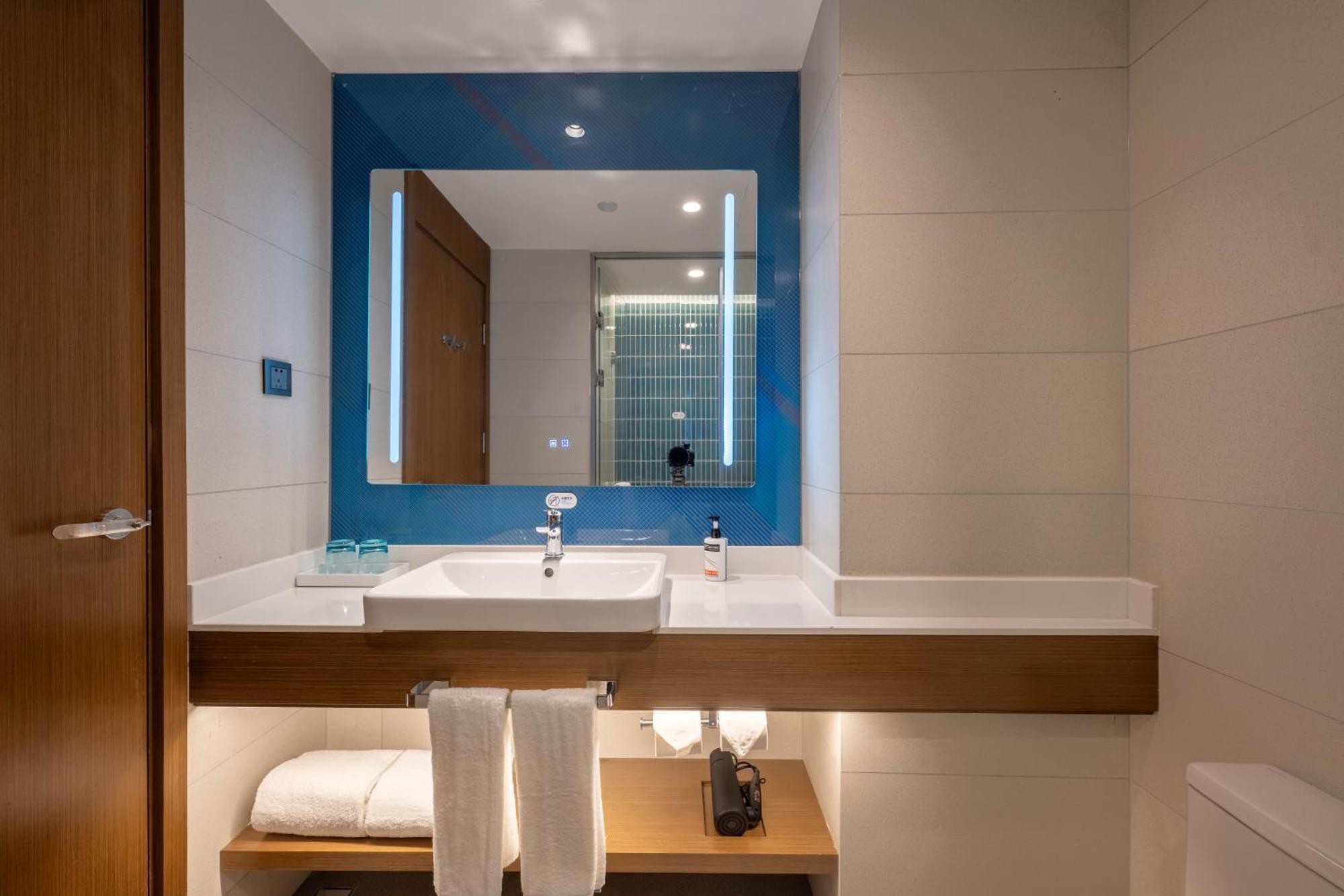 Holiday Inn Express Shanghai Pujiang Lianhang Road By Ihg Exterior foto